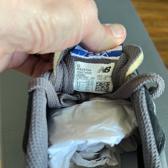 NWT New Balance 237 Women’s Size 8.5 Black and White Sneakers 237 - Picture 5 of 6